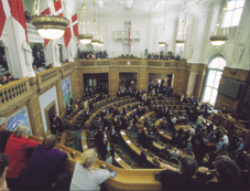 Folketinget har forpligtet sig på at følge EU's regler, men den lovgivende magt er ikke juridisk bundet.