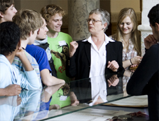 Grundloven er udstillet i Vandrehallen på Christiansborg.