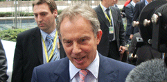 Tony Blair ankommer til EU-topmødet