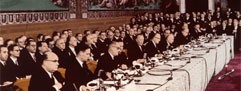 Repræsentanter fra de seks daværende medlemslande skriver Rom-traktaten under den 25. marts 1957